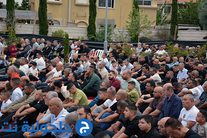 اهالي جلجولية يؤدون صلاة عيد الاضحى في ساحة مسجد الروضة في جلجولية 